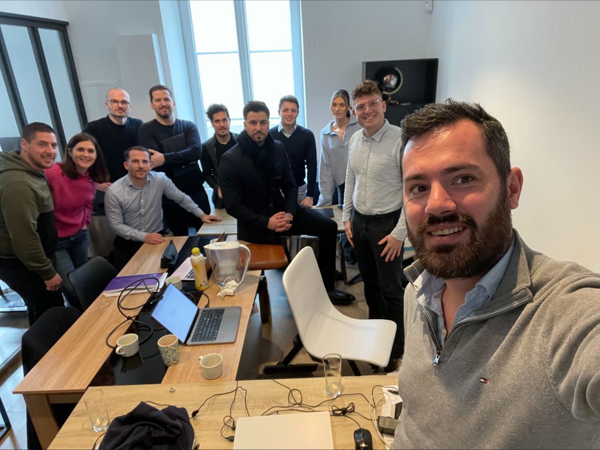 Réunion d'équipe à l'agence Rent'immo