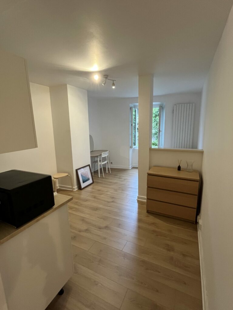 Studio meublé disponible à la location